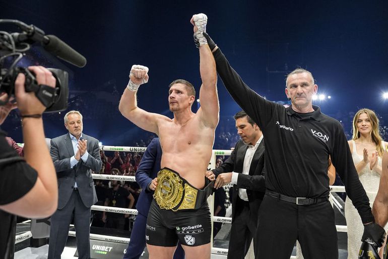 Rico Verhoeven trakteert zichzelf nadat hij eerder excuses maakt na gewonnen wereldtitel