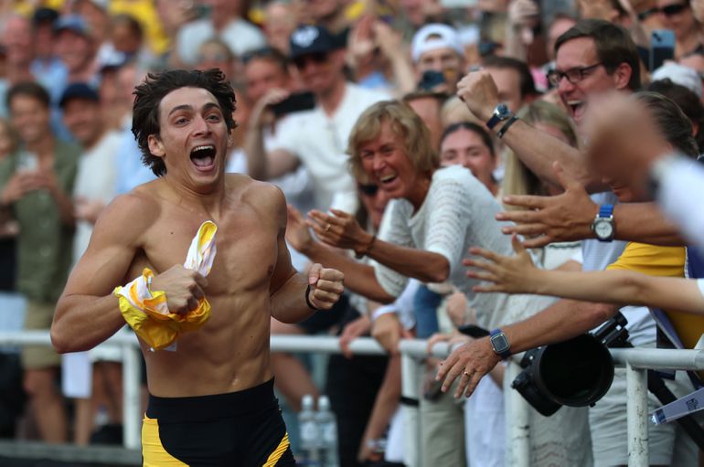 Polsstokfenomeen Armand Duplantis zet thuispubliek op zijn kop met nieuw wereldrecord