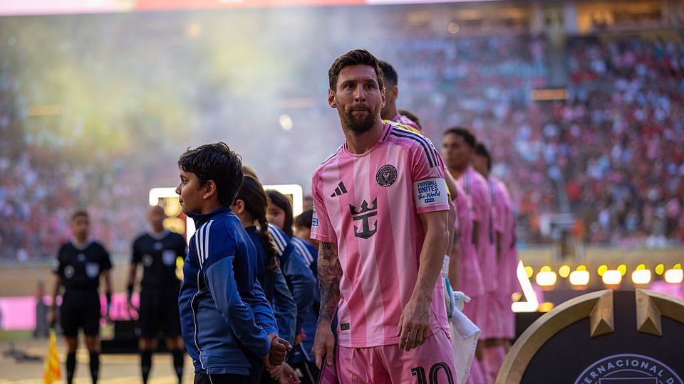 Opvallende beelden: woedende Lionel Messi probeert kopstoot uit te delen bij WK clubteams image