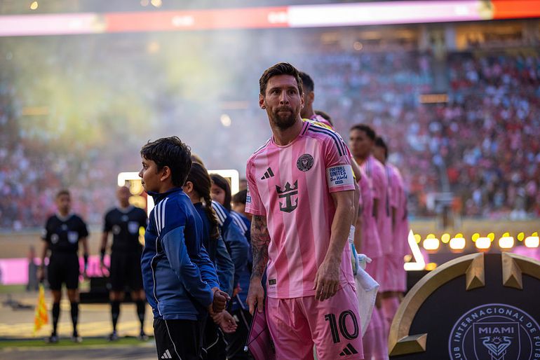 Opvallende beelden: woedende Lionel Messi probeert kopstoot uit te delen bij WK clubteams
