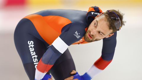 Rustdag voor topschaatsers: jonge talenten beklimmen een berg, massage voor Kjeld Nuis (35)