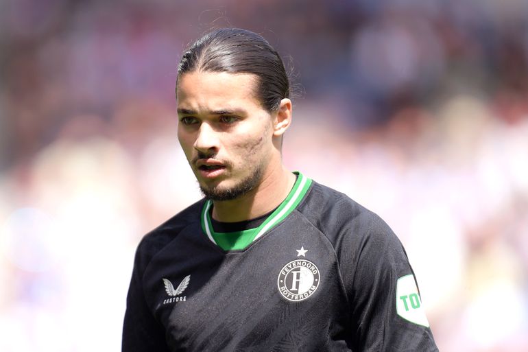 Feyenoord-speler Hadj Moussa duikt plots op in PSV-shirt, met verbaasde reacties tot gevolg