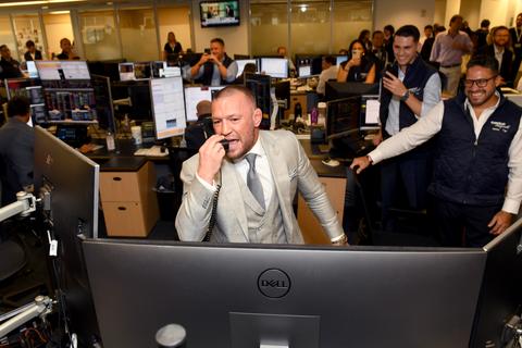 UFC-ster Conor McGregor gaat compleet uit zijn dak tijdens confrontatie: 'Jij bent mijn kind'
