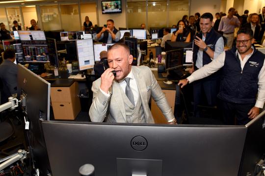 UFC-ster Conor McGregor gaat compleet uit zijn dak tijdens confrontatie: 'Jij bent mijn kind'