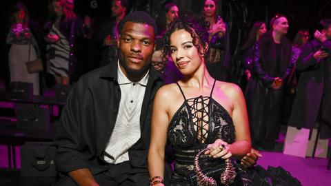 Verloofde Oranje-voetballer Denzel Dumfries doet boekje open over begin relatie: 'Heel jong, maar voelde meteen goed'