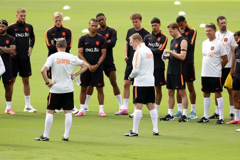 Oranje werkt gezellige training af richting WK-duel met Zweden: volop bekenden op tribune