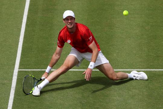 Toptennisser Botic van de Zandschulp zorgt met weergaloos punt voor verbazing: 'Normaal spring je op en neer'