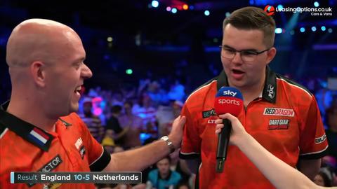 Gian van Veen krabbelt snel terug na opmerking op World Cup of Darts: 'Ik hoop dat hij niet luistert'