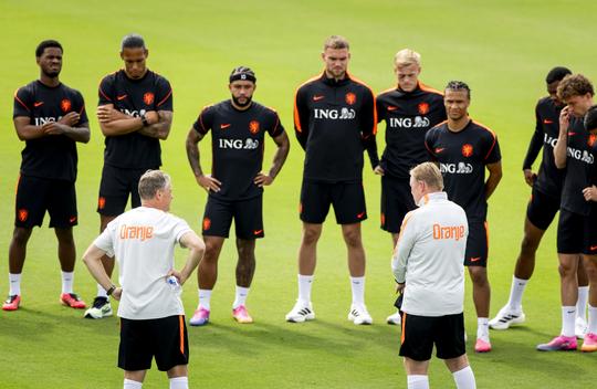 Oranje-verdediger Jan Paul van Hecke kampt dag na WK-duel met Japan nog altijd met gevolgen van vervelend incident