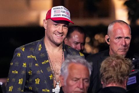 Topbokser Tyson Fury duikt plots op bij groot UFC-evenement en heeft 'enorme aankondiging'