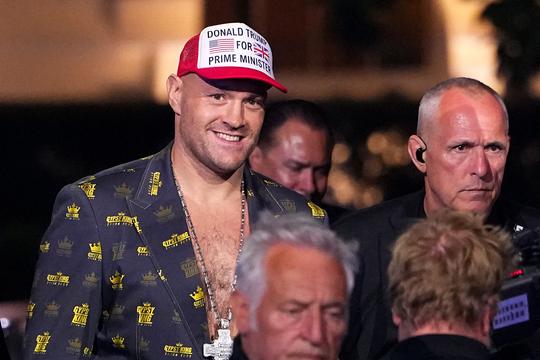 Topbokser Tyson Fury duikt plots op bij groot UFC-evenement en heeft 'enorme aankondiging'