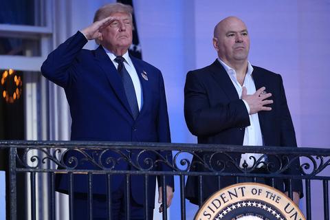 UFC-vechter die moest overgeven tijdens weging geeft bijzonder cadeau aan president Donald Trump