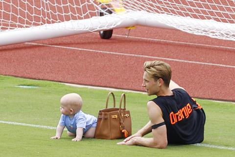 Nederlands elftal zorgt voor prachtige beelden op WK voetbal: kinderen stelen show tijdens training Oranje