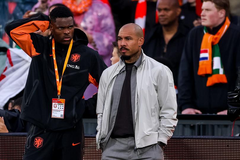 Nigel de Jong (rechts) met Oranje-international Denzel Dumfries. ©Getty Images