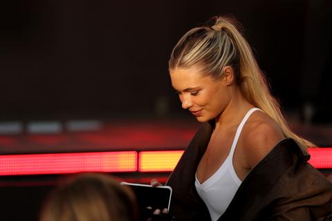 Schaatsicoon Jutta Leerdam steekt verloofde Jake Paul (en hond) aan met Oranje-liefde tijdens WK voetbal