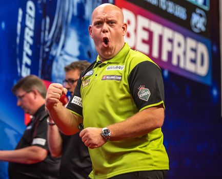 IJzersterke Michael van Gerwen leert Luke Littler een lesje op de World Matchplay