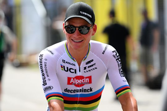 Mathieu van der Poel schittert op rustdag Tour de France met speciaal tenue voor opa Poulidor