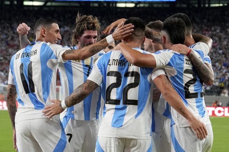 Lionel Messi in tranen van het veld, maar Argentinië wint ondanks chaos alsnog de Copa América