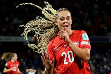 Topvoetbalster onthult bizar verhaal over haar moeder op EK: 'Met een leeuw aan de ketting naar school'