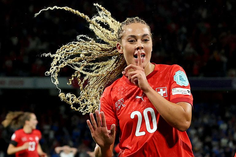 Topvoetbalster onthult bizar verhaal over haar moeder op het EK Vrouwenvoetbal: 'Met een leeuw aan de ketting naar school'