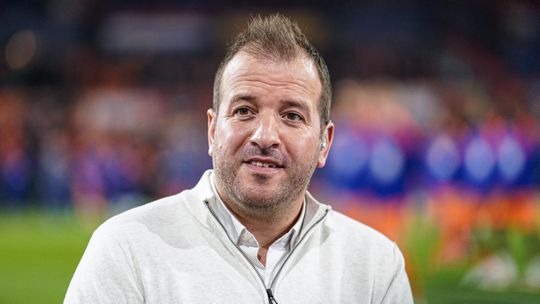 Rafael van der Vaart krijgt antwoord op prangende vraag over toiletbezoekjes tijdens Tour: 'Hoe doen vrouwen dat?'