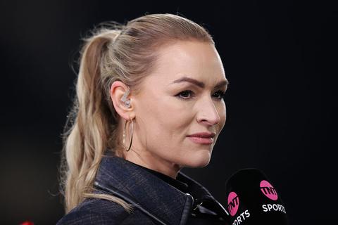 Populaire presentatrice (39) steelt de show tijdens halve finale op WK voetbal: 'Hij weet niet hoe gelukkig hij is'