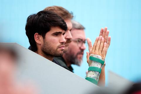 Roddelblad deelt exclusieve foto's van 'verliefde' toptennisser Carlos Alcaraz met 'jonge blonde vrouw'