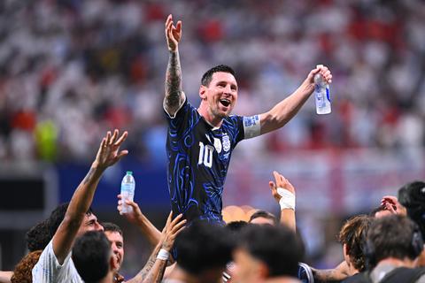 Voetbalgrootheid Lionel Messi (39) toont emoties na waanzinnig voetbalgevecht met Engeland op WK