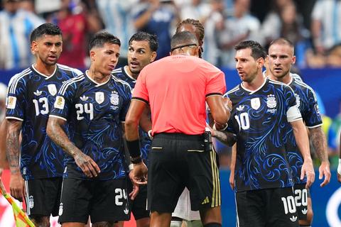 ismail-elfath-scheidsrechter-engeland-argentinie-halve-finale-wk-lionel-messi