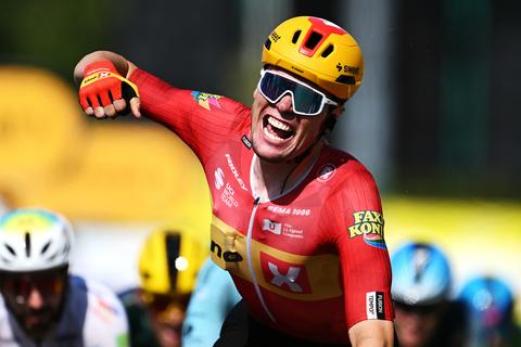 Nederlandse topsprinter Olav Kooij afgetroefd met verrassende actie in historische etappe Tour de France