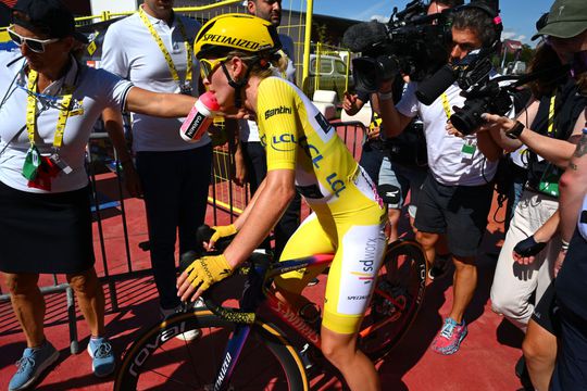 Demi Vollering slaat pers over na dramatisch einde vijfde etappe Tour de France Femmes