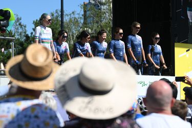 Woede vanwege Oezbeekse wielerploeg in Tour de France Femmes; nog maar een renster in koers