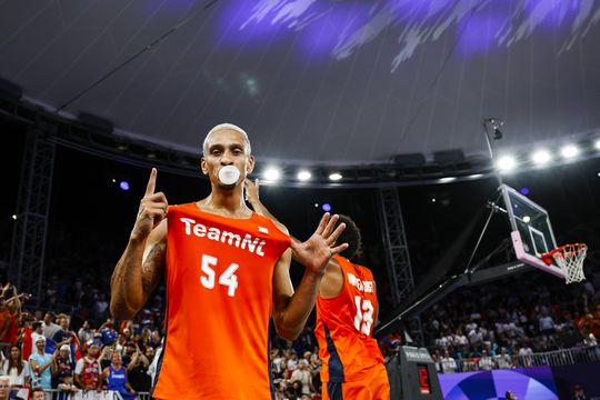 Gouden Worthy de Jong schiet ook buiten het veld raak: basketbalheld deelt prachtige plaatjes uit Parijs