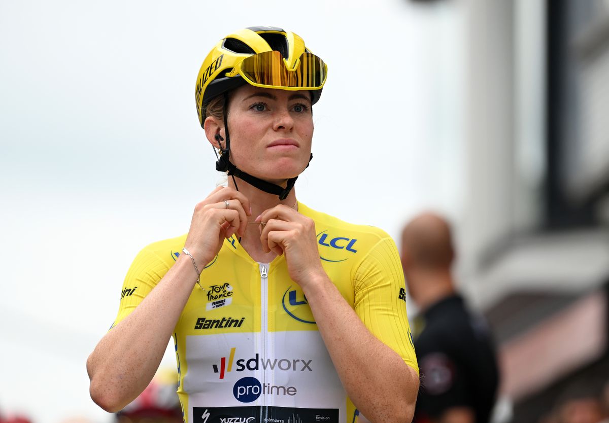 Gehavende Demi Vollering zit in Tour de France Femmes nog in onzekerheid: 'Had erger kunnen aflopen'