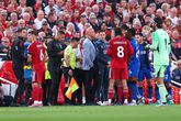 Arne Slot en andere hoofdrolspelers worden bijgepraat tijdens Liverpool - Bournemouth © Getty Images