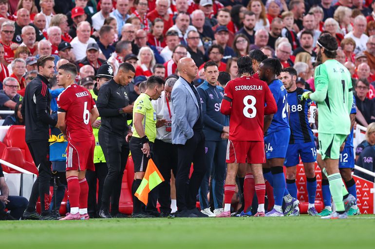 Duel Liverpool stilgelegd na walgelijk incident: scheidsrechter geeft uitleg aan Arne Slot