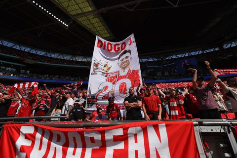 Arne Slot meldt 'echt bijzonder' nieuws voor start nieuwe seizoen Liverpool: 'Zijn familie zal aanwezig zijn'