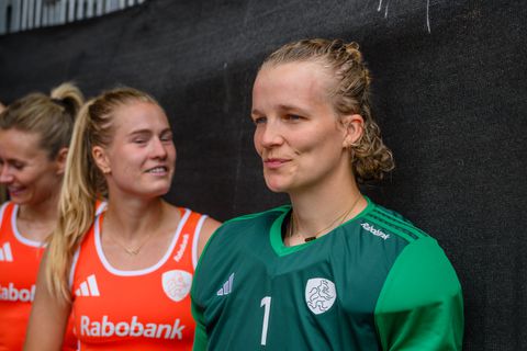Hockey-keepster Anne Veenendaal deelt bijzondere ervaring met nieuwe liefde: 'Toen kreeg ik drie liter bier in mijn nek'