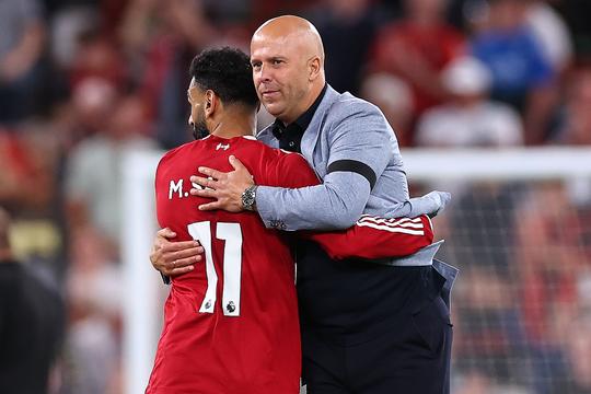 Arne Slot lovend over vertrekkende Mohamed Salah na eerdere ruzie: 'Die honger stopt nooit'