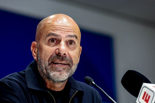 Peter Bosz geeft update over spitsen bij PSV en is hard voor international: 'Ik vond hem niet goed'