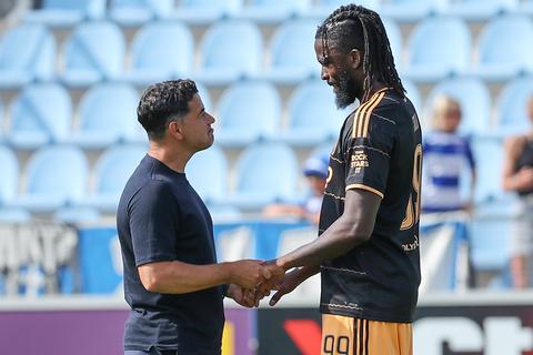 Flamboyante Ajax-aanwinst kan smakelijk lachen om Engels van Spaanse trainer: 'Let's go, baby'