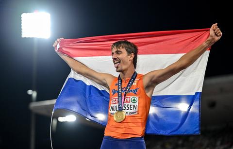 Gouden topatleet Stefan Nillessen (23) vol ongeloof na stunt op EK: 'Ik zag mezelf wegvliegen'