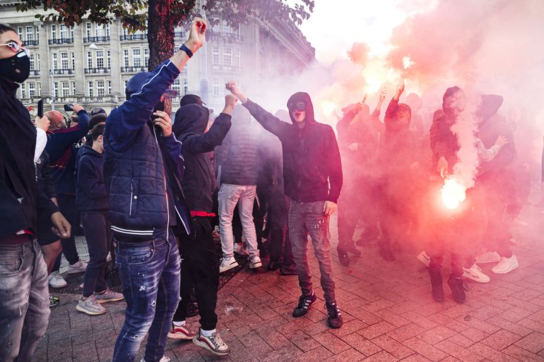 Ajax-supporters vernielen politiebureau en voertuigen bij demonstratie op Leidseplein, ME grijpt in