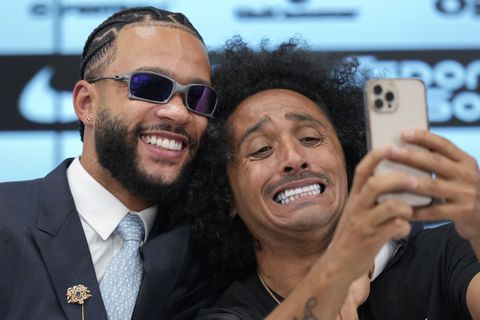 Memphis Depay krijgt flinke tikken op eerste training en ziet nieuwe club vervolgens wéér verliezen