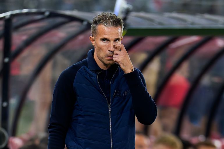 Bizarre afgang Heerenveen haalt jeugdtrainer in Robin van Persie naar boven