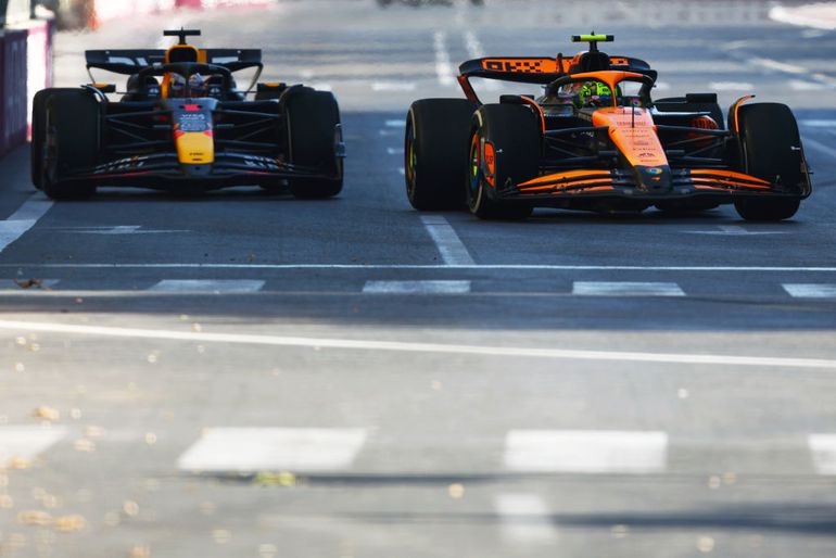 Dramatisch einde voor Max Verstappen in Azerbeidzjan, Pérez en Sainz crashen vlak voor finish