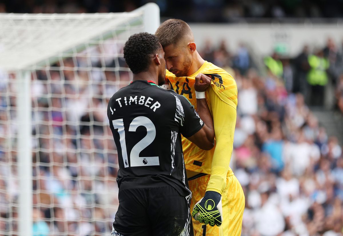 Jurriën Timber ontsnapt aan rode kaart na forse tackle en veroorzaakt opstootje in verhitte North London Derby