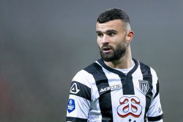 Rai Vloet wordt keihard aangepakt met bizar spandoek van harde kern van Heracles Almelo