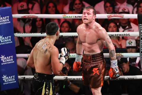Canelo Alvaraz hoekt Edgar Berlanga neer na plaagstootjes in de ring en blijft 'beste bokser ter wereld'