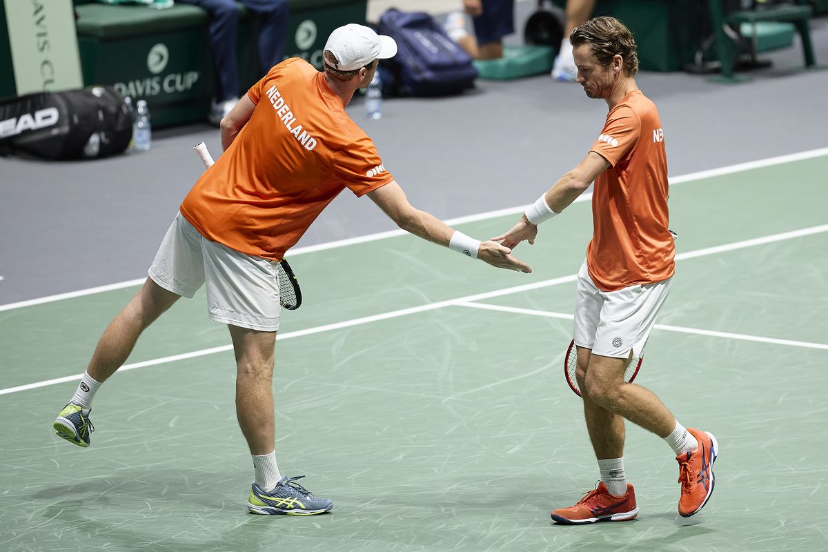 Wat een spanning! Nederland plaatst zich op allerlaatste moment tóch voor kwartfinales Davis Cup